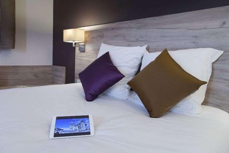 Brit Hotel Saumur Distre Room photo